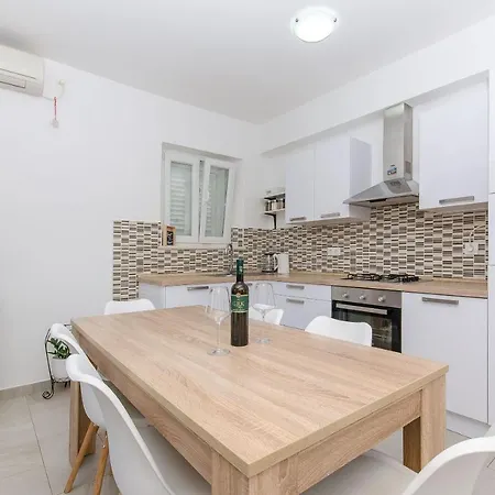 Apartment Doma Lumbarda